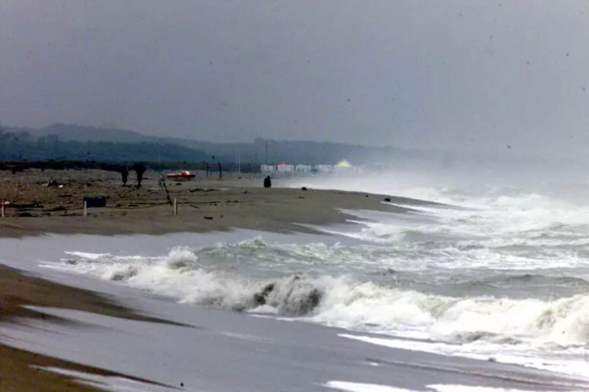 Mareggiata su una spiaggia in inverno