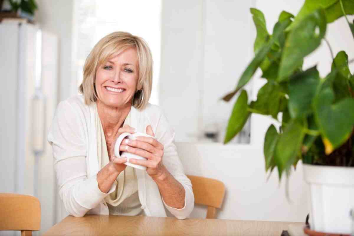 una donna adulta con una tazza di tè in mano