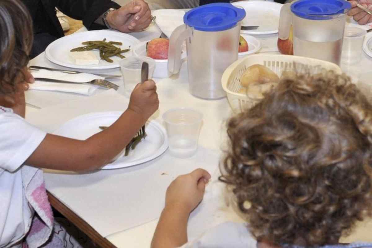 Bimbi mangiano a mensa