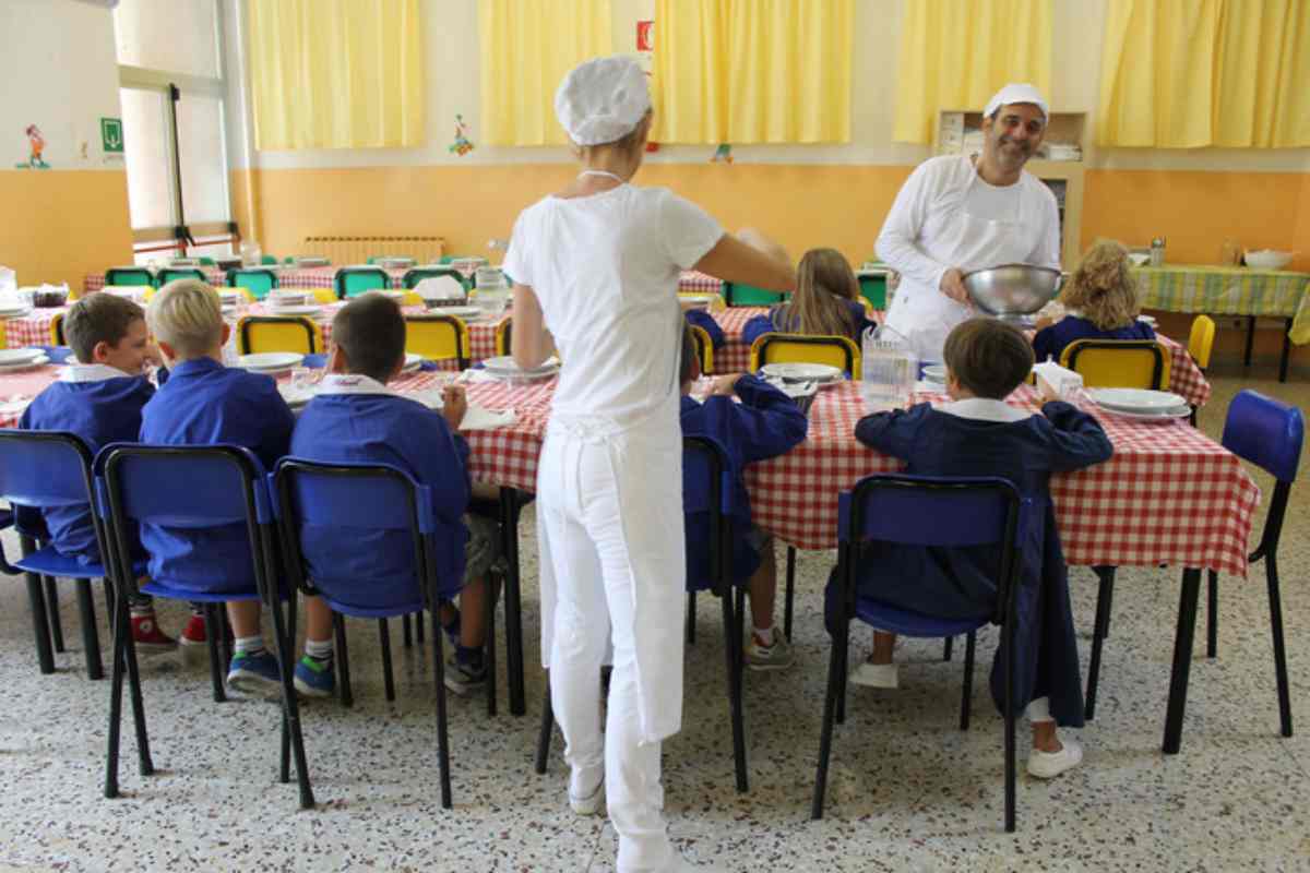 bambini alla mensa scolastica