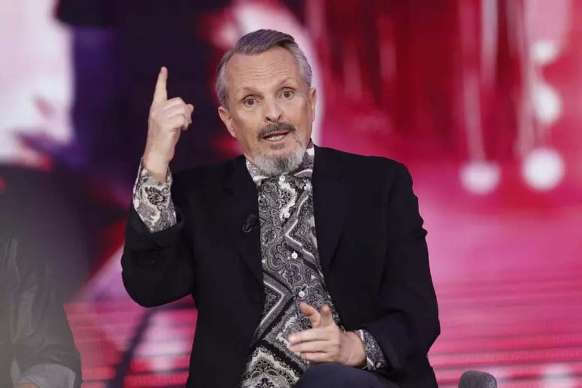 miguel bosè durante una ospitata in tv