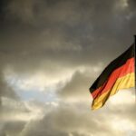 La bandiera della Germania che sventola, sullo sfondo le nuvole