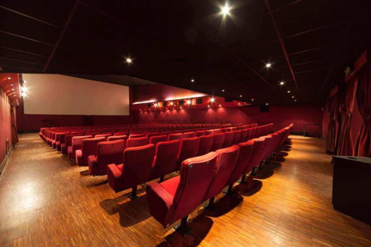 Panoramica di una sala cinematografica con le luci accese