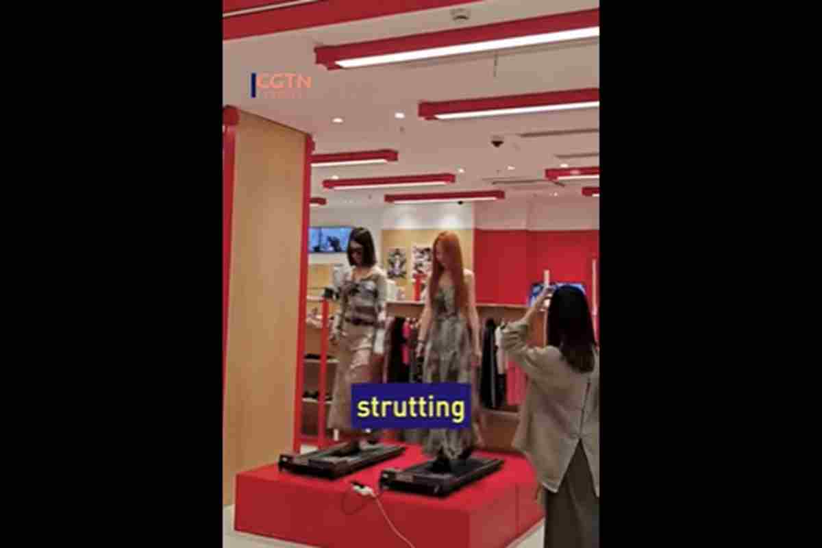 Il video del negozio di abbigliamento che usa delle modelle sul tapis roulant al posto dei manichini