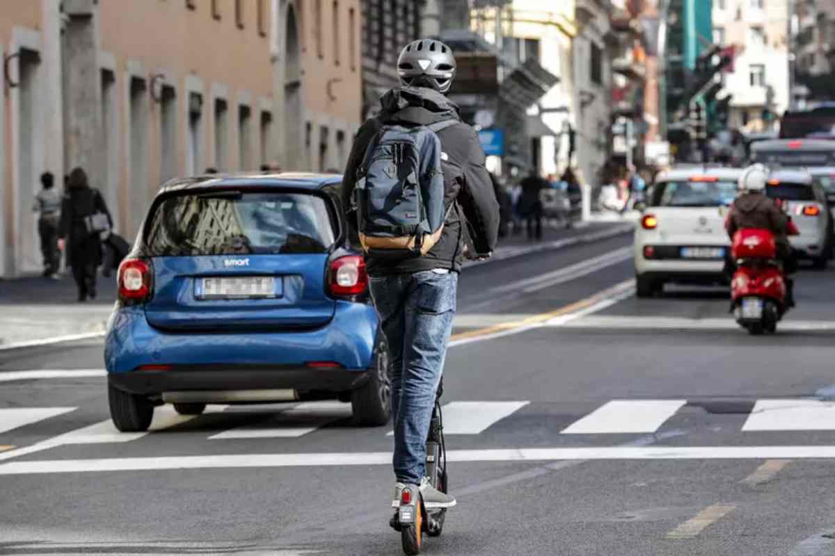 ragazzo col casco in monopattino