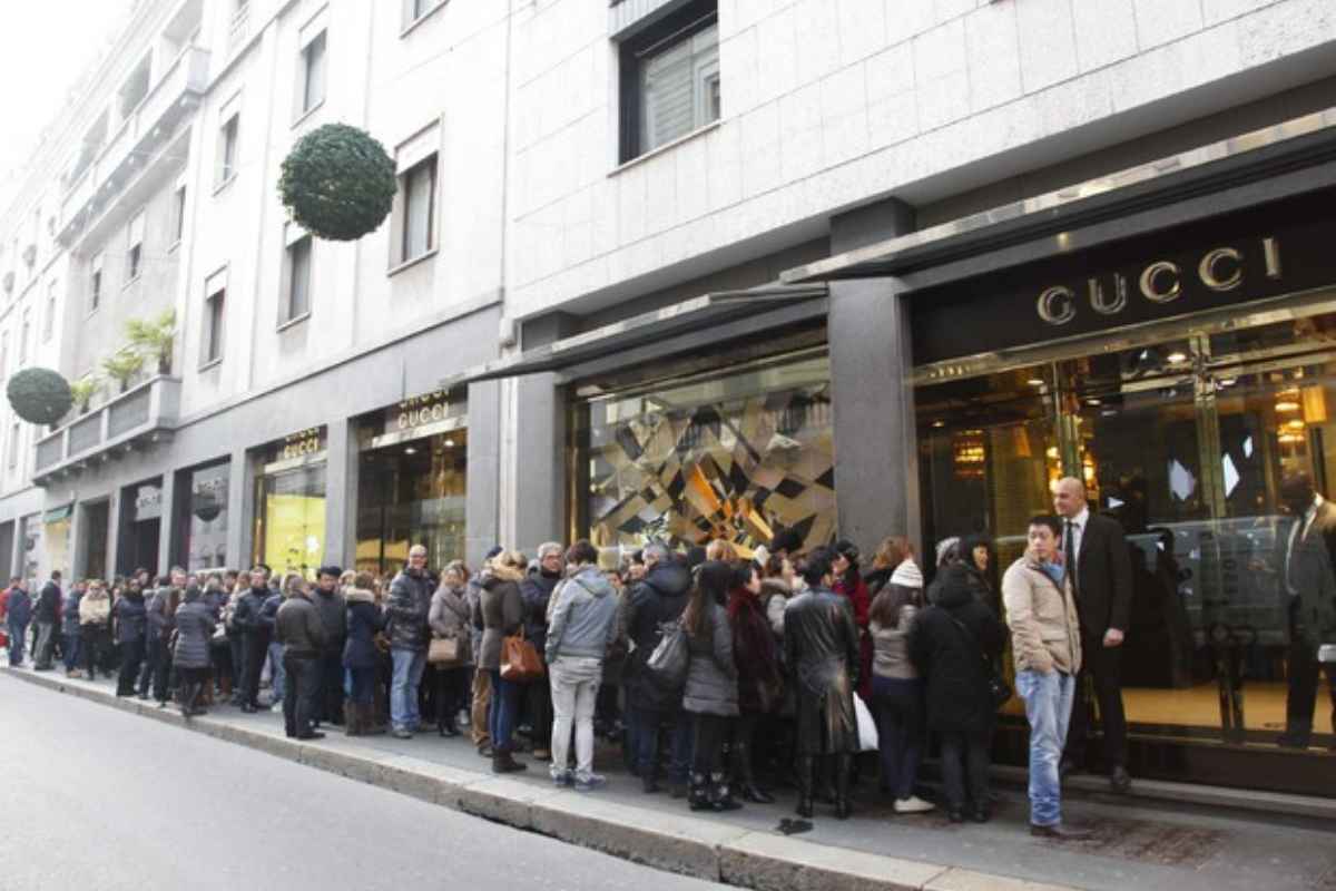 gente in fila fuori da un negozio in via montenapoleone a milano