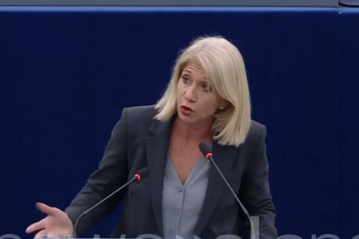 carolina morace durante un intervento all'europarlamento