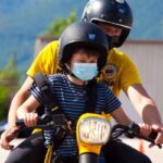 Un bambino disabile fa mototerapia