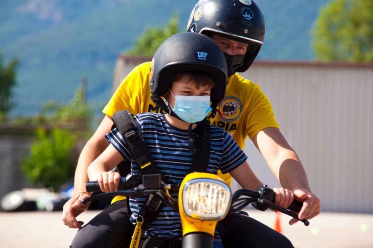 Un bambino disabile fa mototerapia