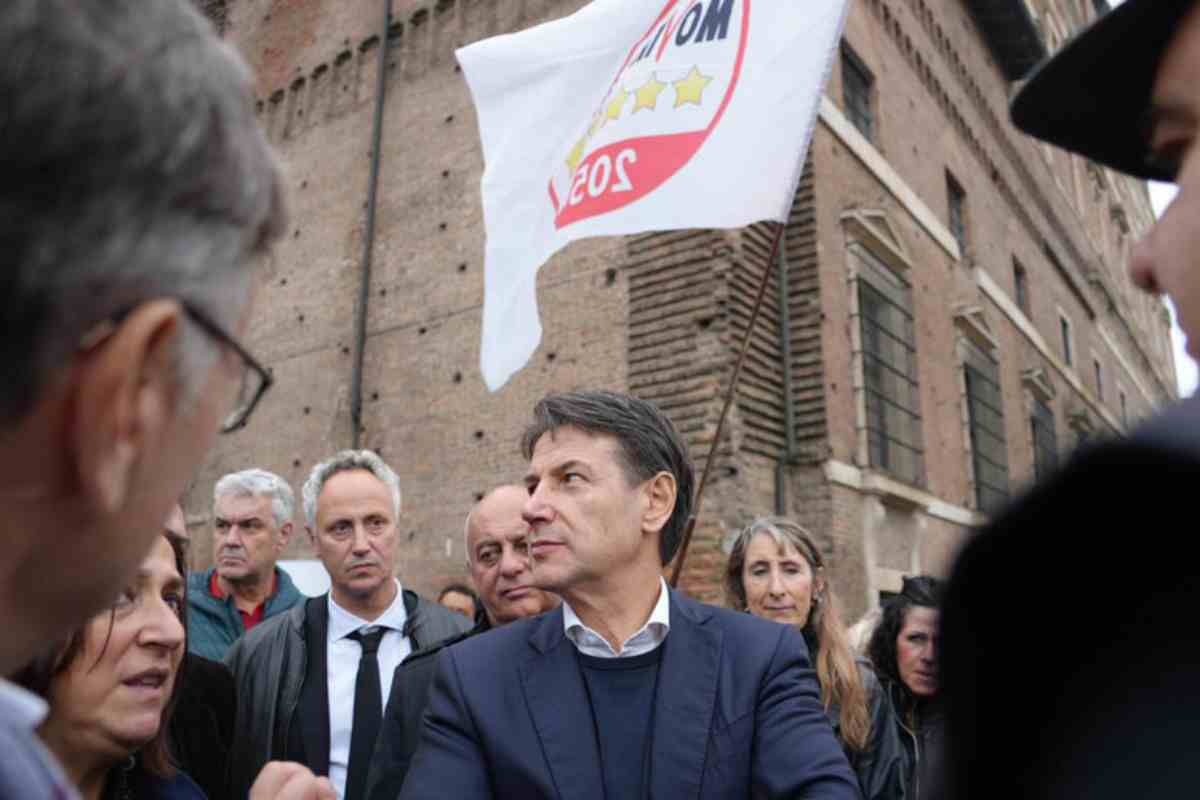 Alcuni parlamentari M5s con Giuseppe Conte