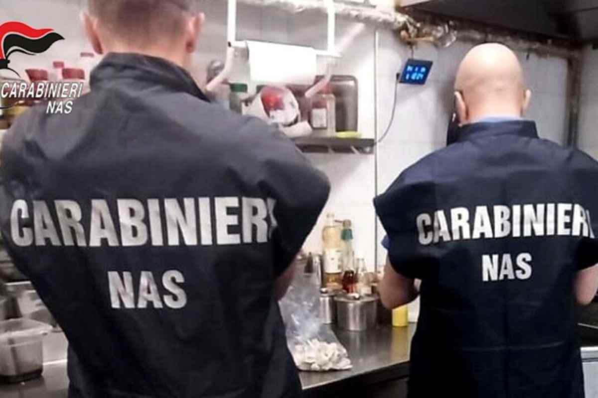 carabinieri del nas in un ristorante