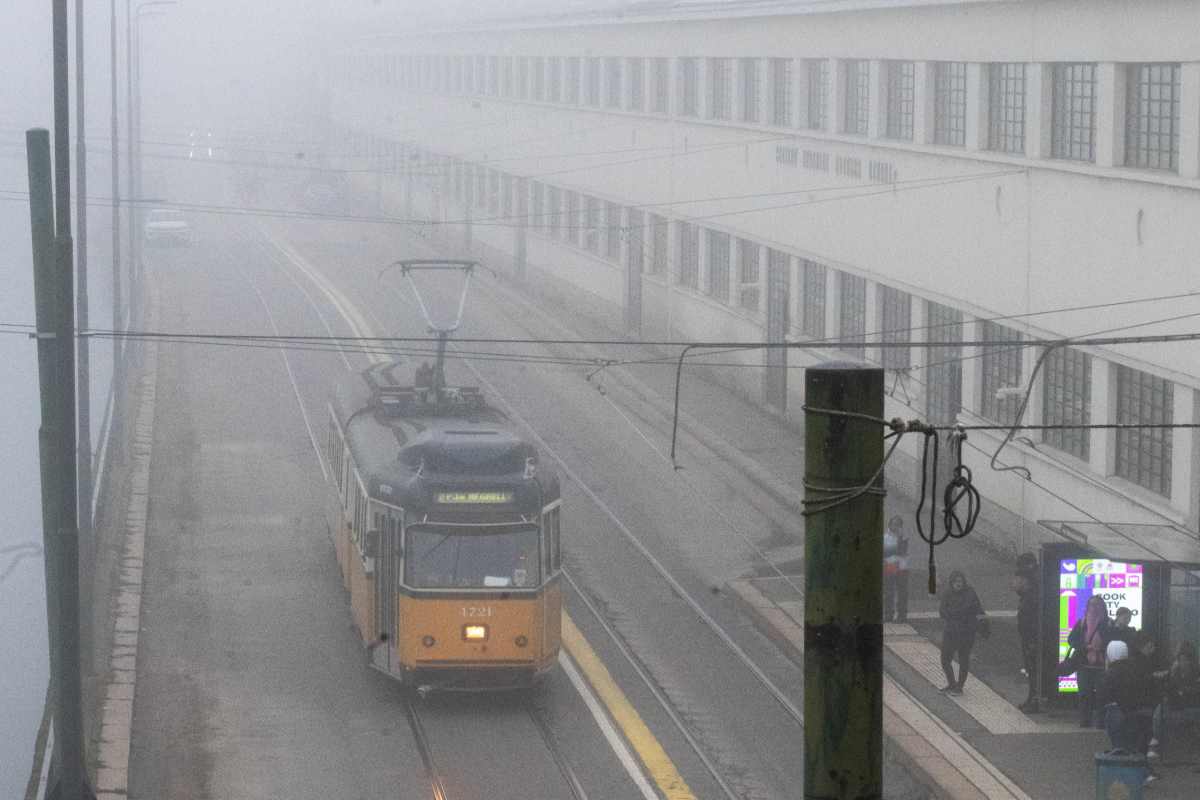 La nebbia in prima mattinata a Milano