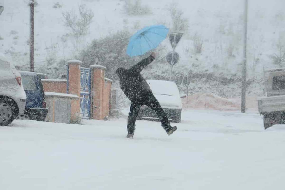 uomo si protegge dalla neve