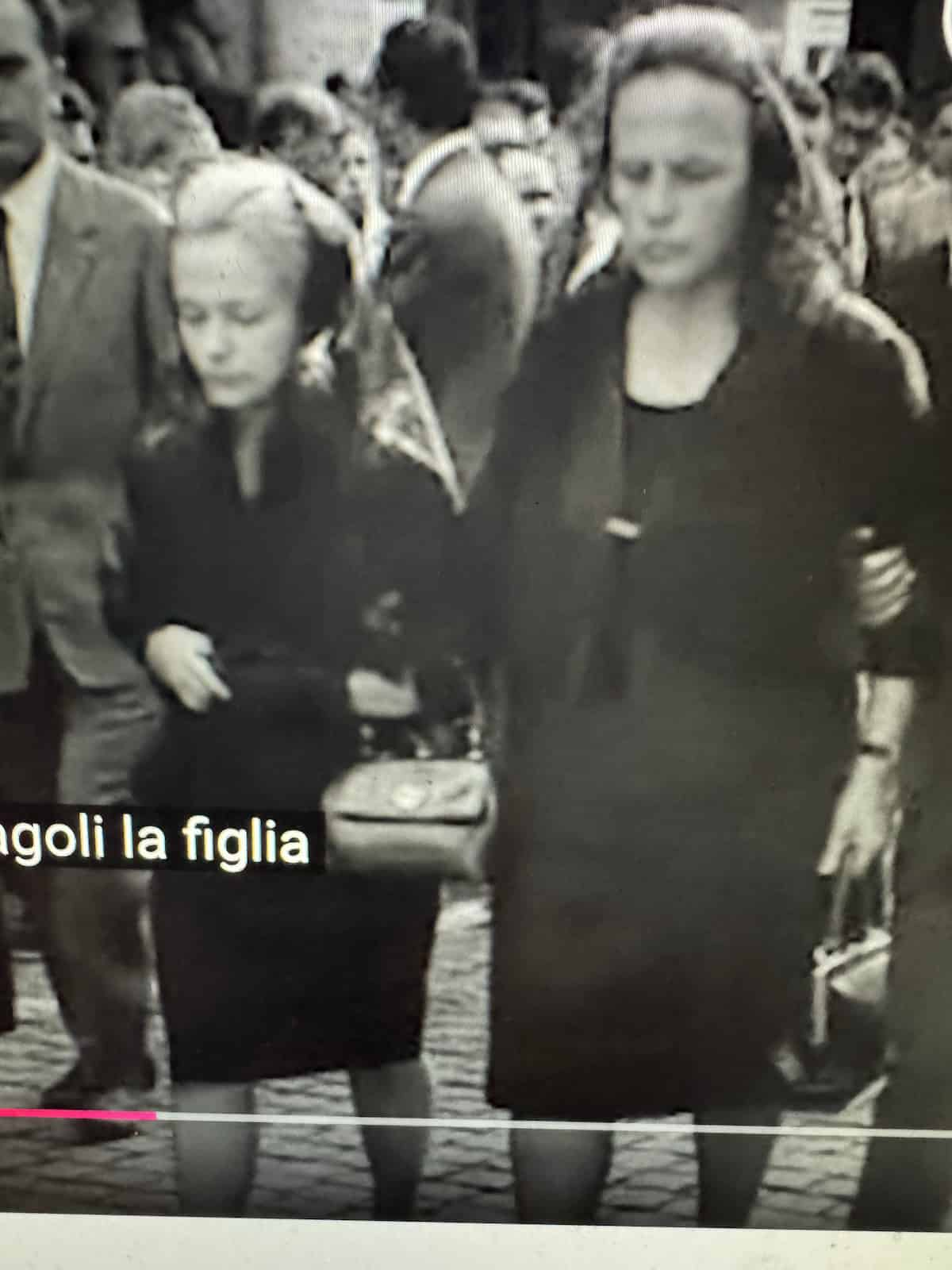 Nilde Iotti e la figlia adottiva Marisa Malagoli ai funerali di Palmiro Togliatti leader del Pci