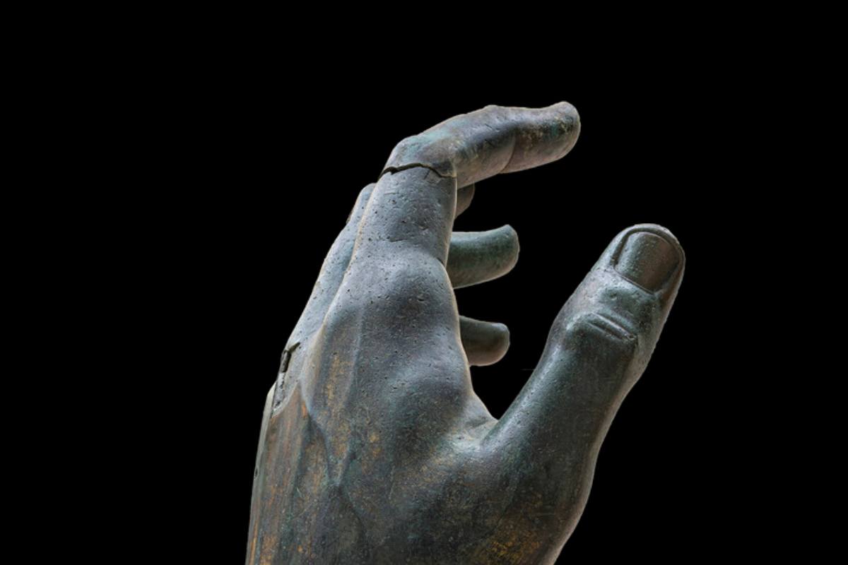 Dettaglio della mano del colosso bronzeo di Costantino