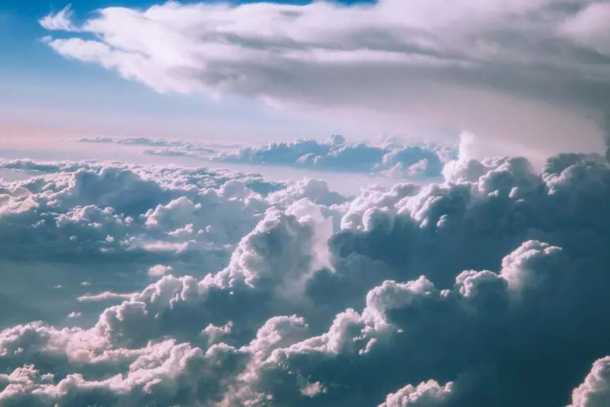 Una foto a delle nuvole scattata dall'alto 