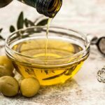 olio extravergine di oliva con delle olive