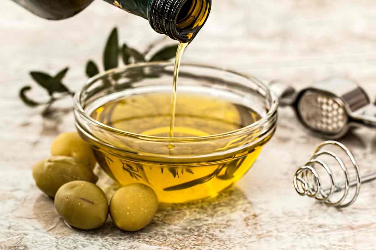 olio extravergine di oliva con delle olive