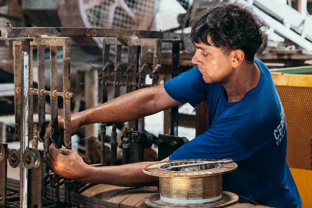 Operaio in un'industria 