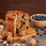 un panettone artigianale con della fruta secca e mirtilli