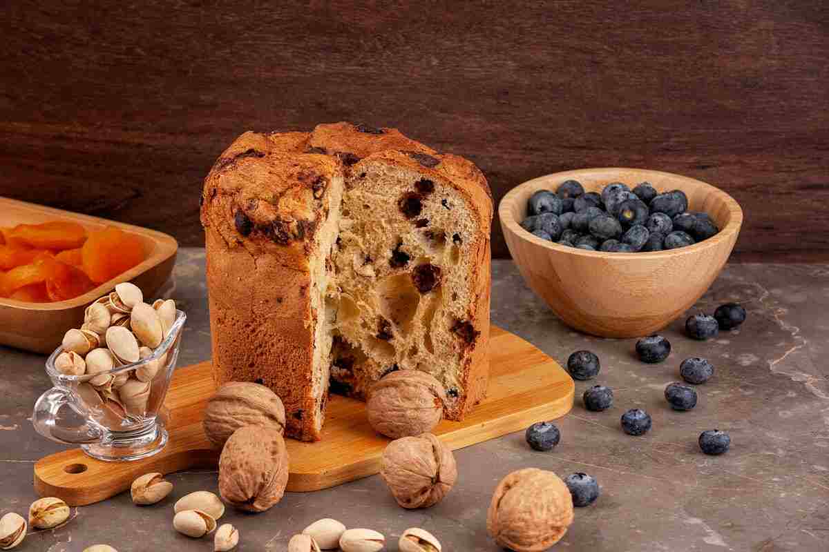 un panettone artigianale con della fruta secca e mirtilli