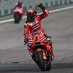 pecco bagnaia esulta dopo la vittoria nel gp in malesia