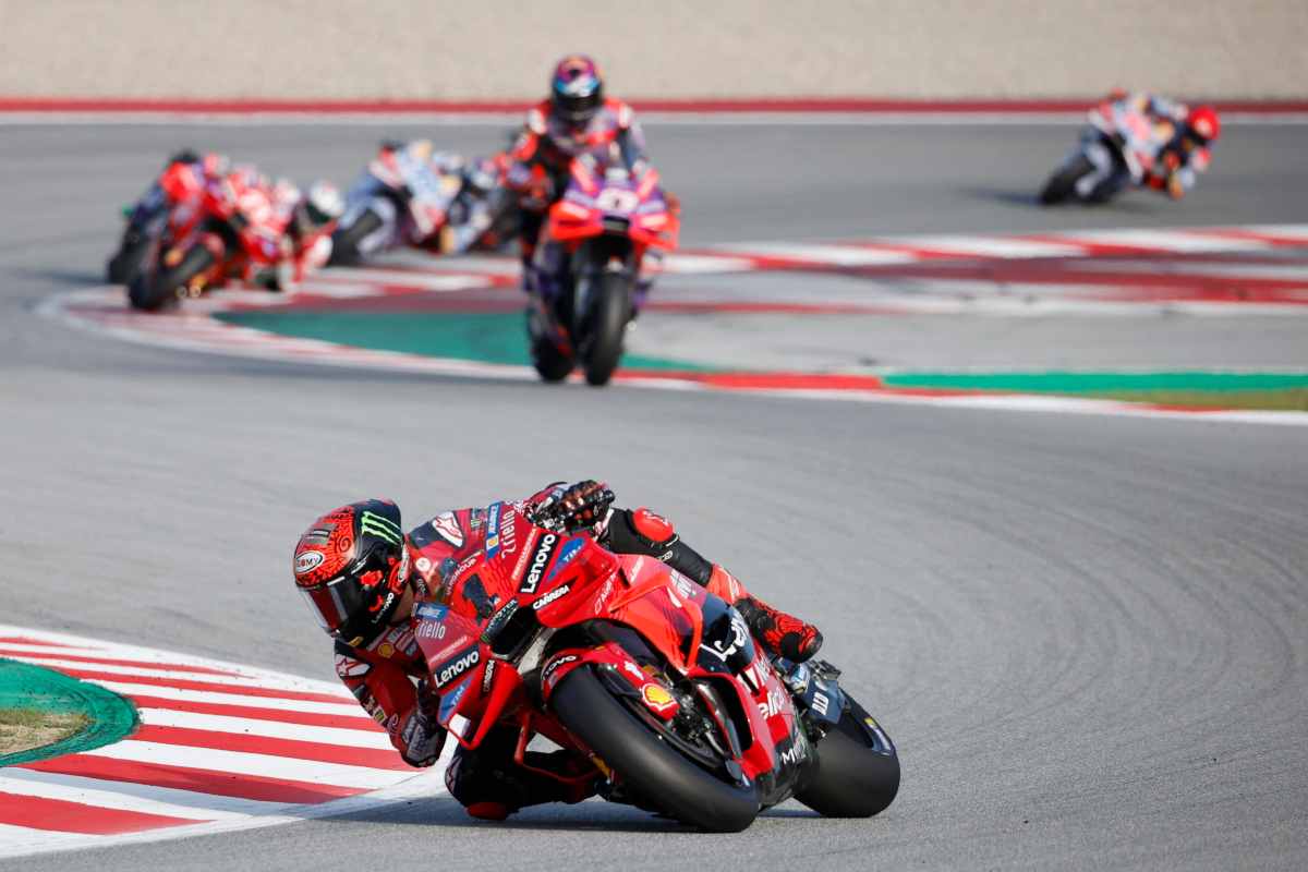 MotoGP, Bagnaia vince la Sprint del sabato. Tutto rinviato per il titolo iridato