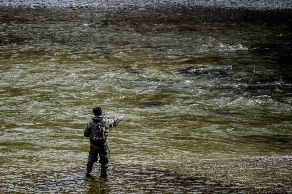 un pescatore in un fiume