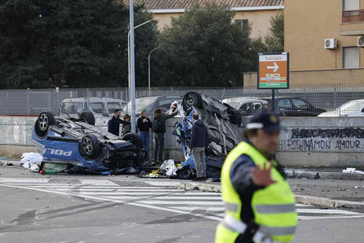 Le volanti accartocciate dopo l'incidente a Roma Torrevecchia