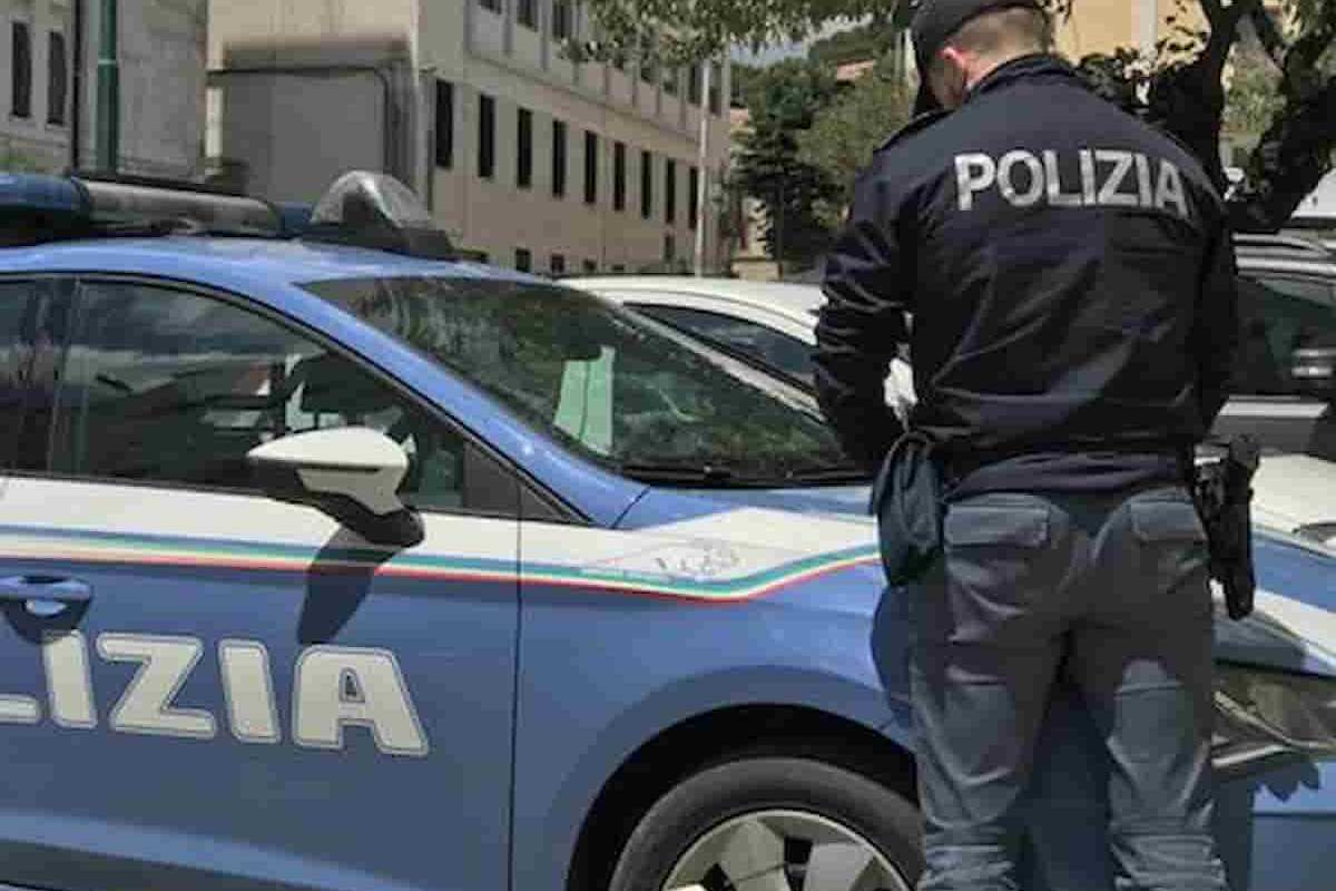 poliziotto scrive un verbale