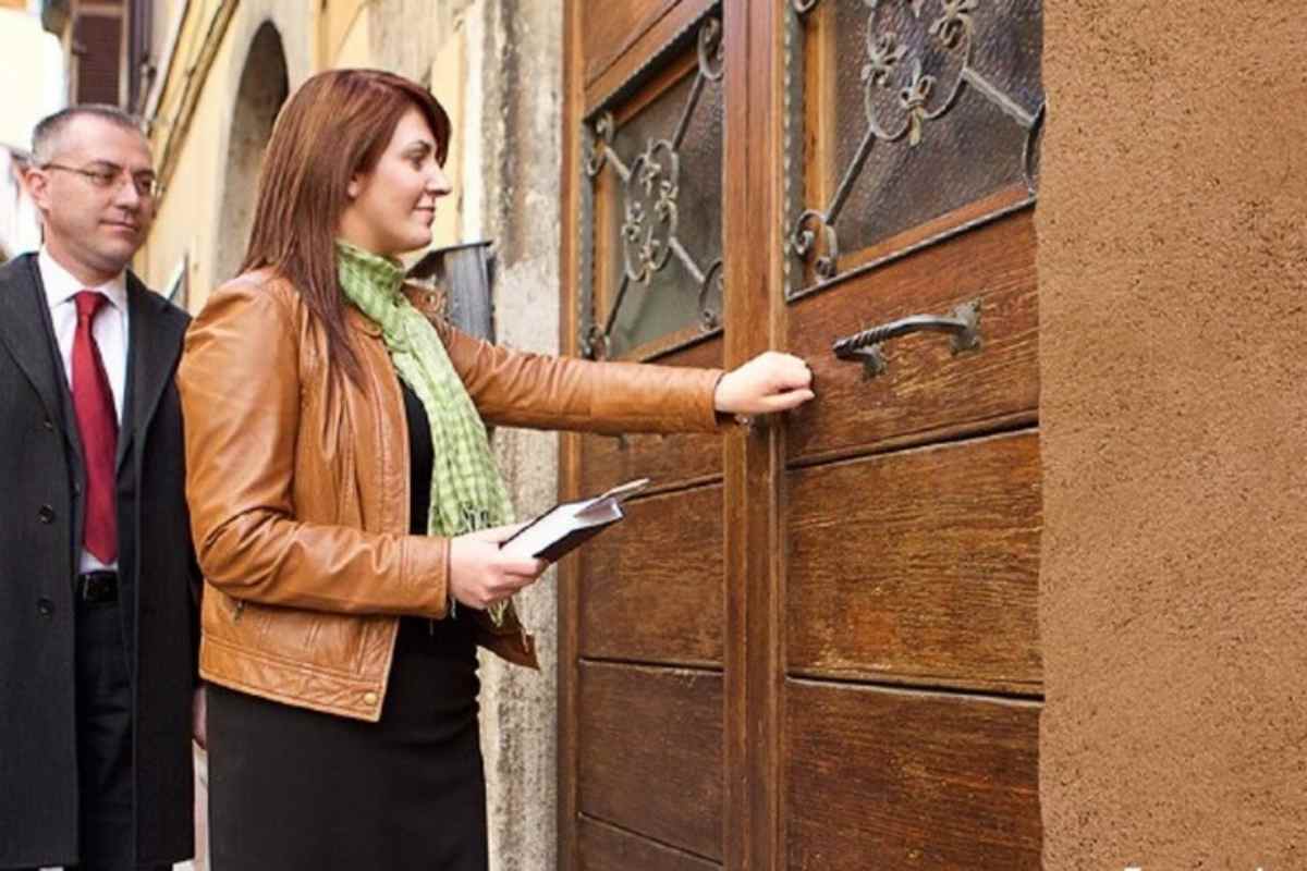 venditori bussano alla porta