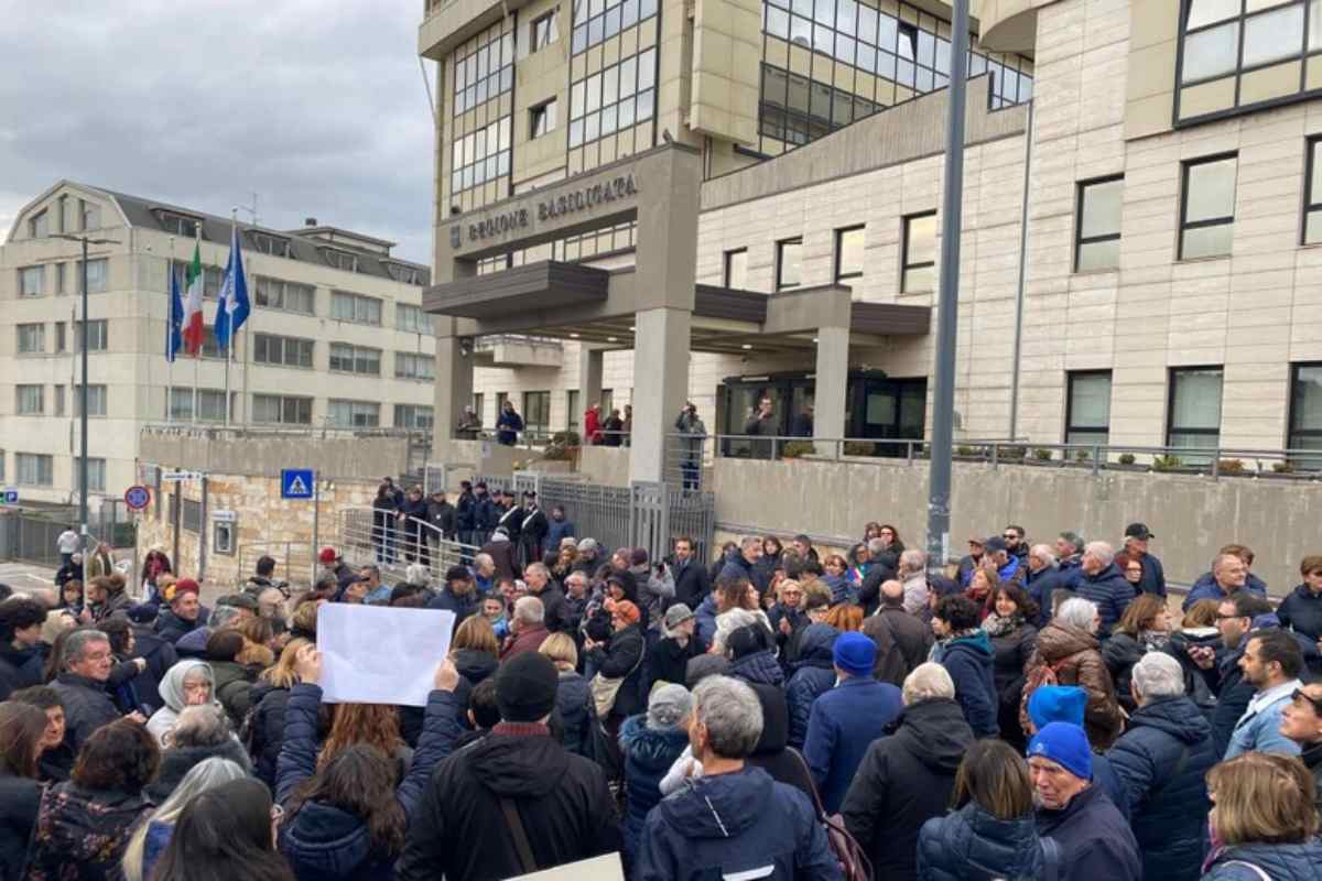 manifestazione cittadini a potenza