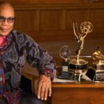 Quincy Jones in una foto d'archivio accanto ai suoi premi