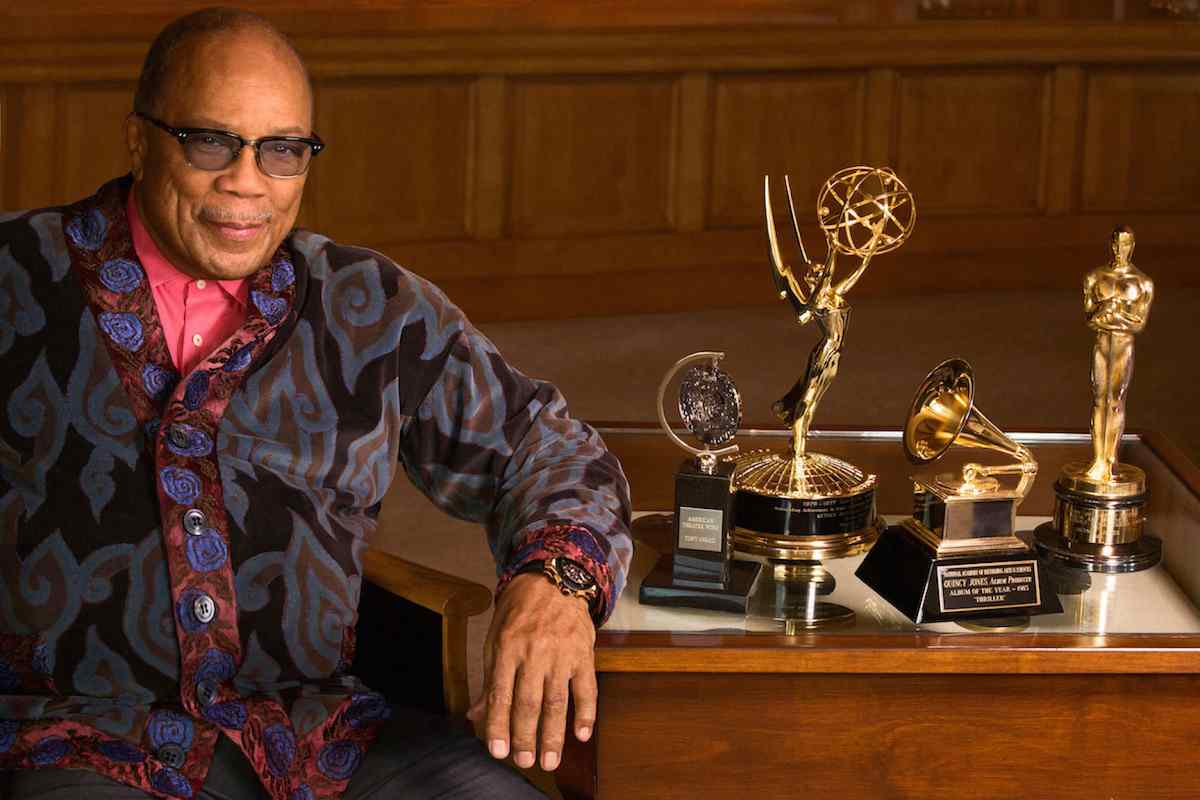 Quincy Jones in una foto d'archivio accanto ai suoi premi