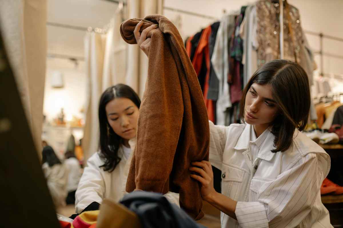 Mercato del second hard: una ragazza compra un maglione