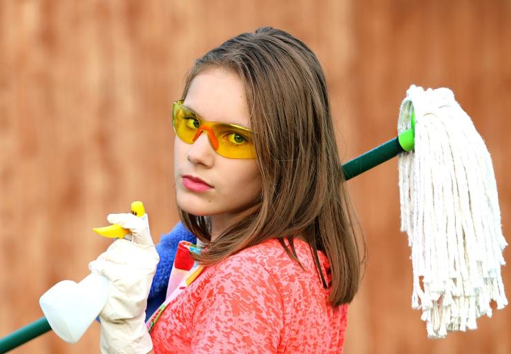 ragazza con mocio per pulire in mano