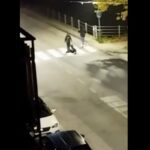 i ragazzini che fanno gli addominali in strada di notte