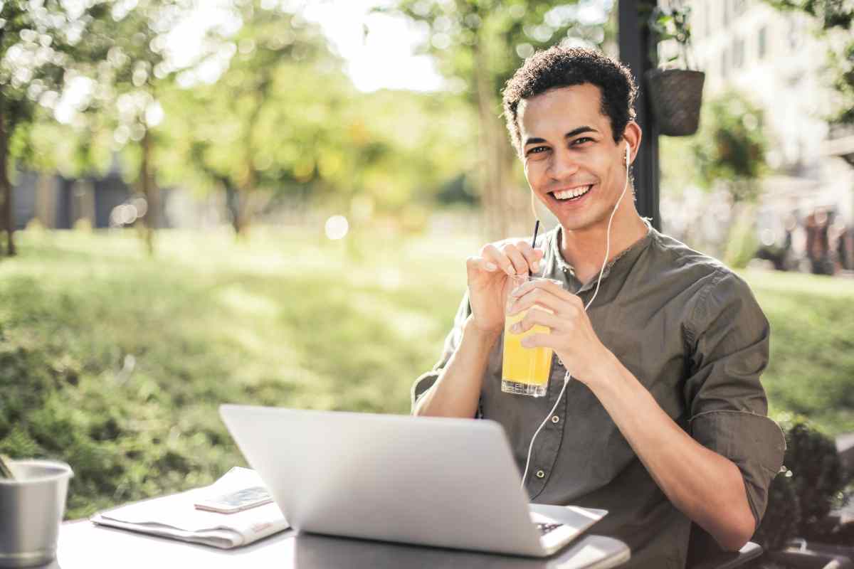 Un ragazzo che lavora dal parco