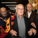 claudio ranieri a fiumicino col la sciarpa della Roma