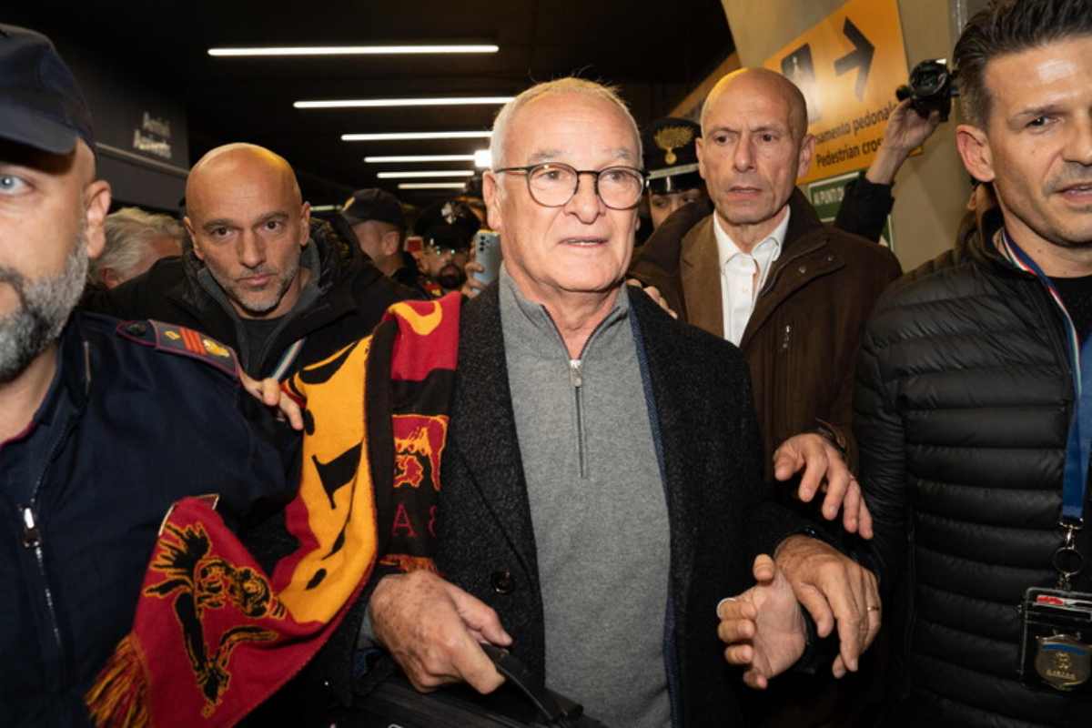 claudio ranieri a fiumicino col la sciarpa della Roma