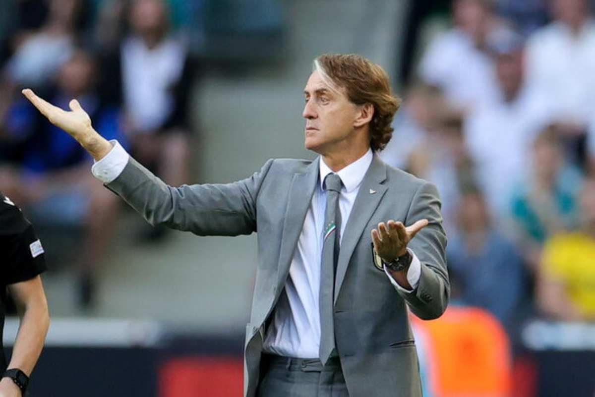 roberto mancini da indicazioni da bordo campo