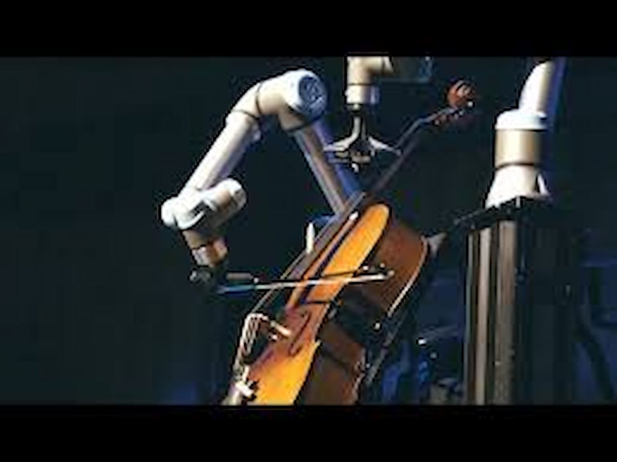 Il robot musicista suona il violoncello