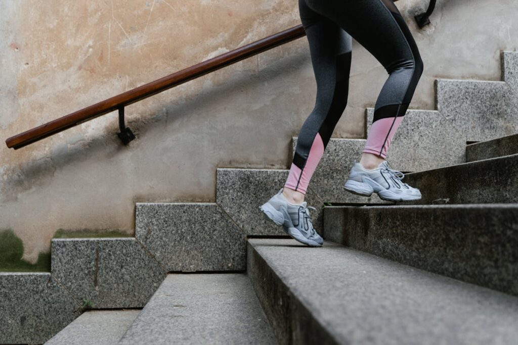 una ragazza sale le scale vestita sportiva