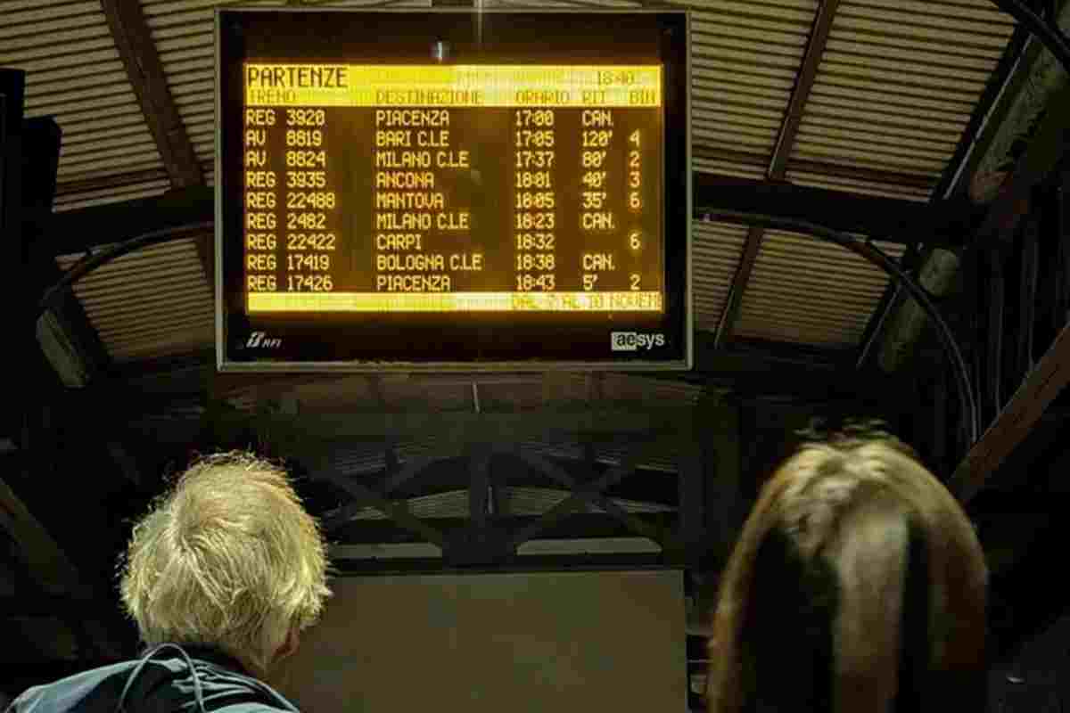 Un tabellone in una stazione