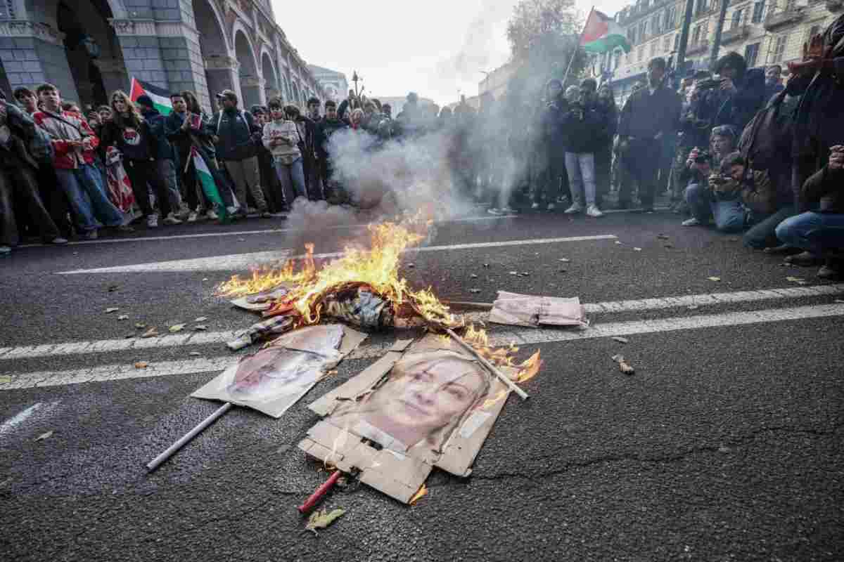 Bruciate le sagome di Meloni e La Russa alla manifestazione di Torino