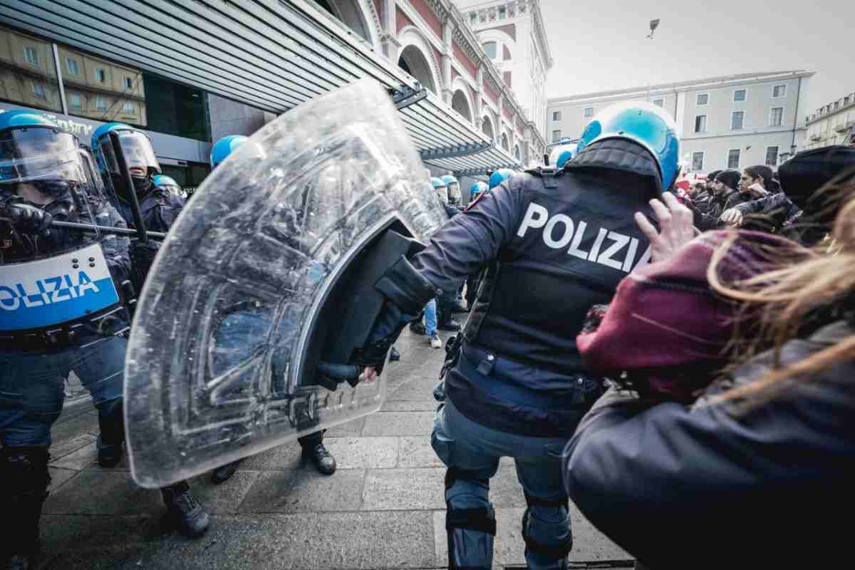 Scontri tra manifestanti e Polizia a Torino