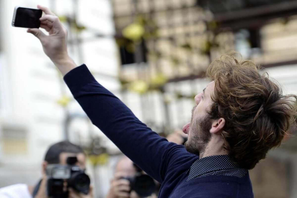 ragazzo si scatta un selfie