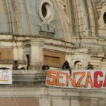 manifestazione per la casa su una cupola di roma