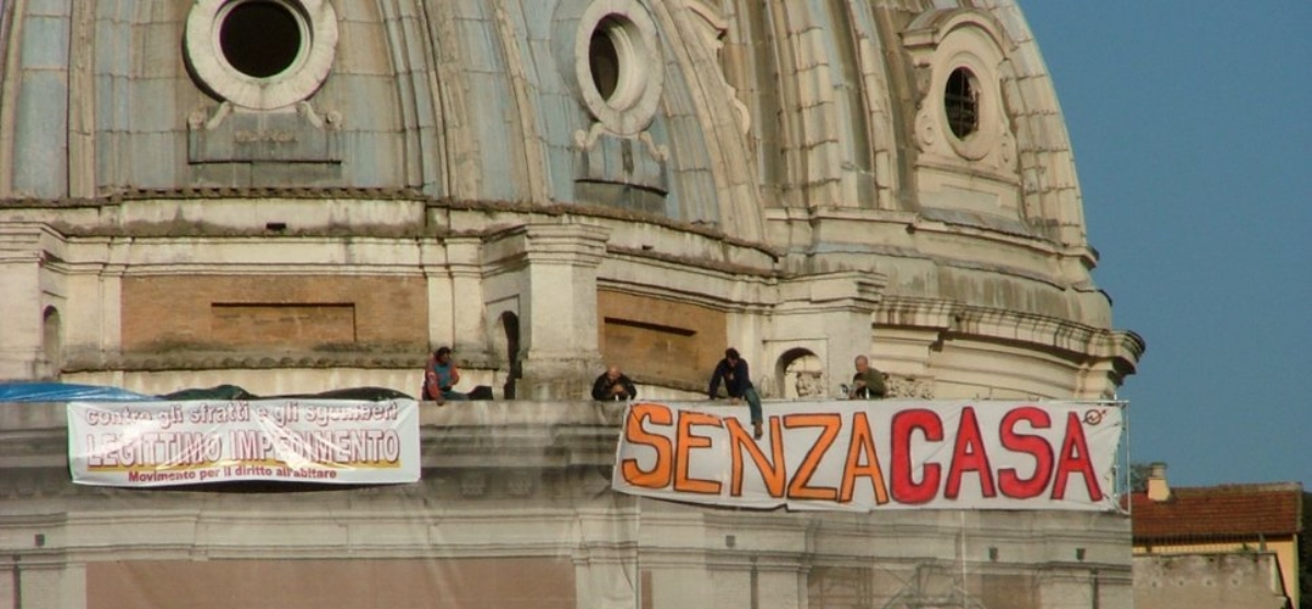 manifestazione per la casa su una cupola di roma