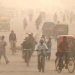 Nuova Delhi sotto unaa coltre di smog